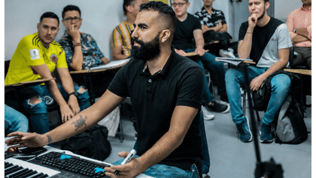 Estudiantes compartiendo una experiencia de formación